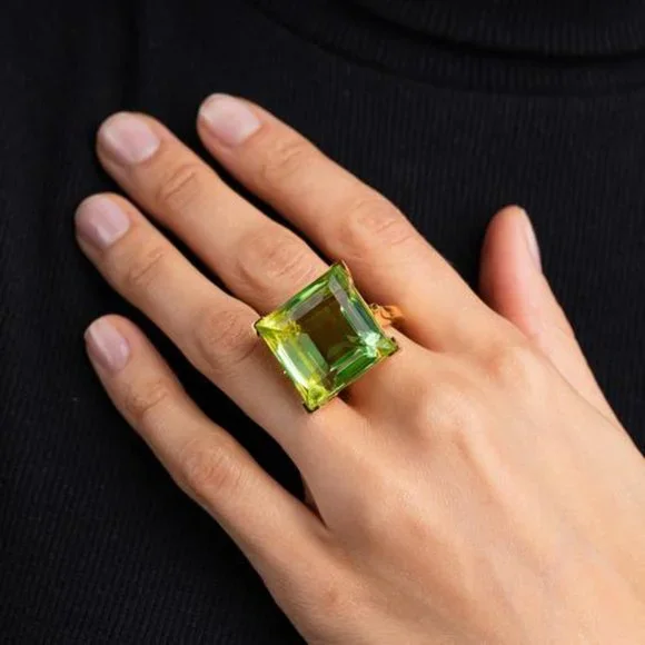KENNETH JAY LANE, CLEAR CRYSTAL SQUARE STATEMENT RING - Picture 12 of 13